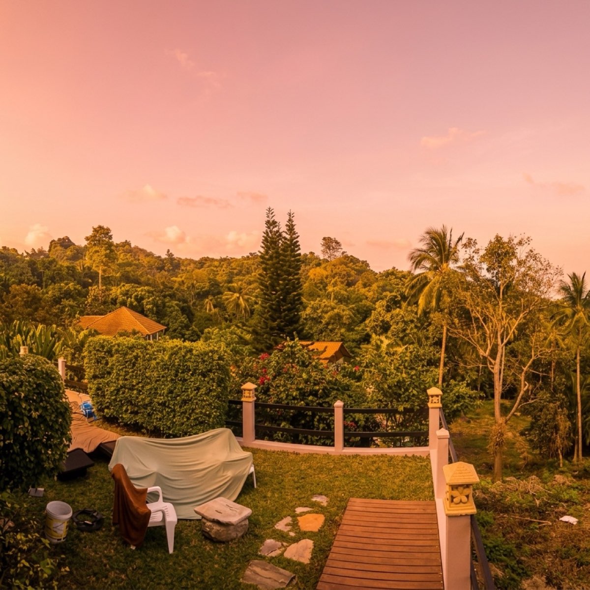 Villa Amaya — jardin tropical à la lumière dorée — après