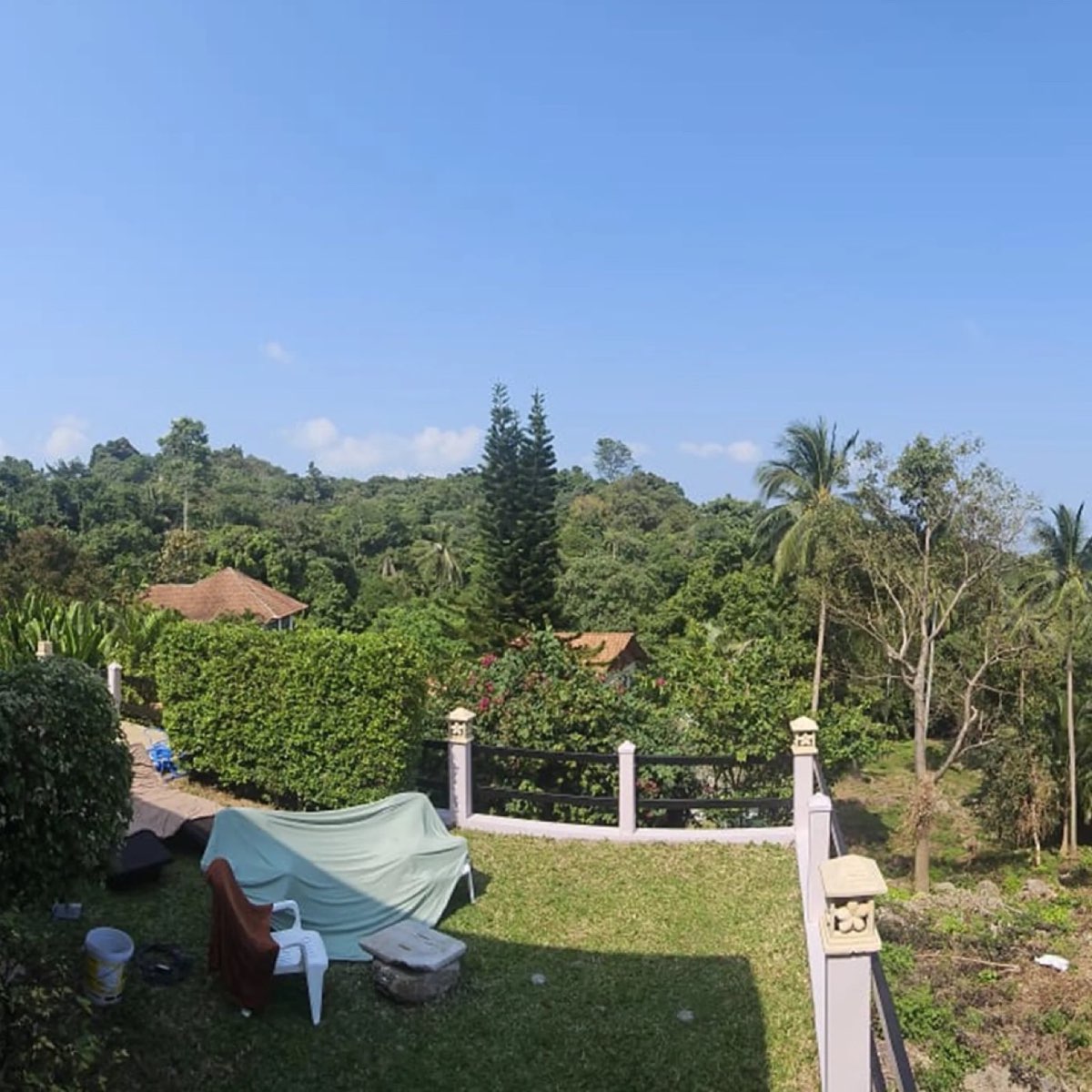 Villa Amaya — jardin tropical à la lumière dorée — avant