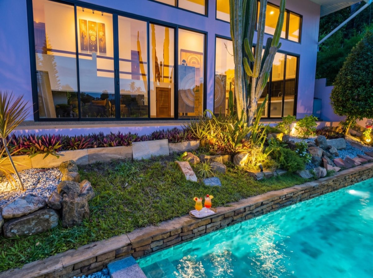 Villa Amãra — recette Twilight : heure bleue, lumières allumées, piscine illuminée — après