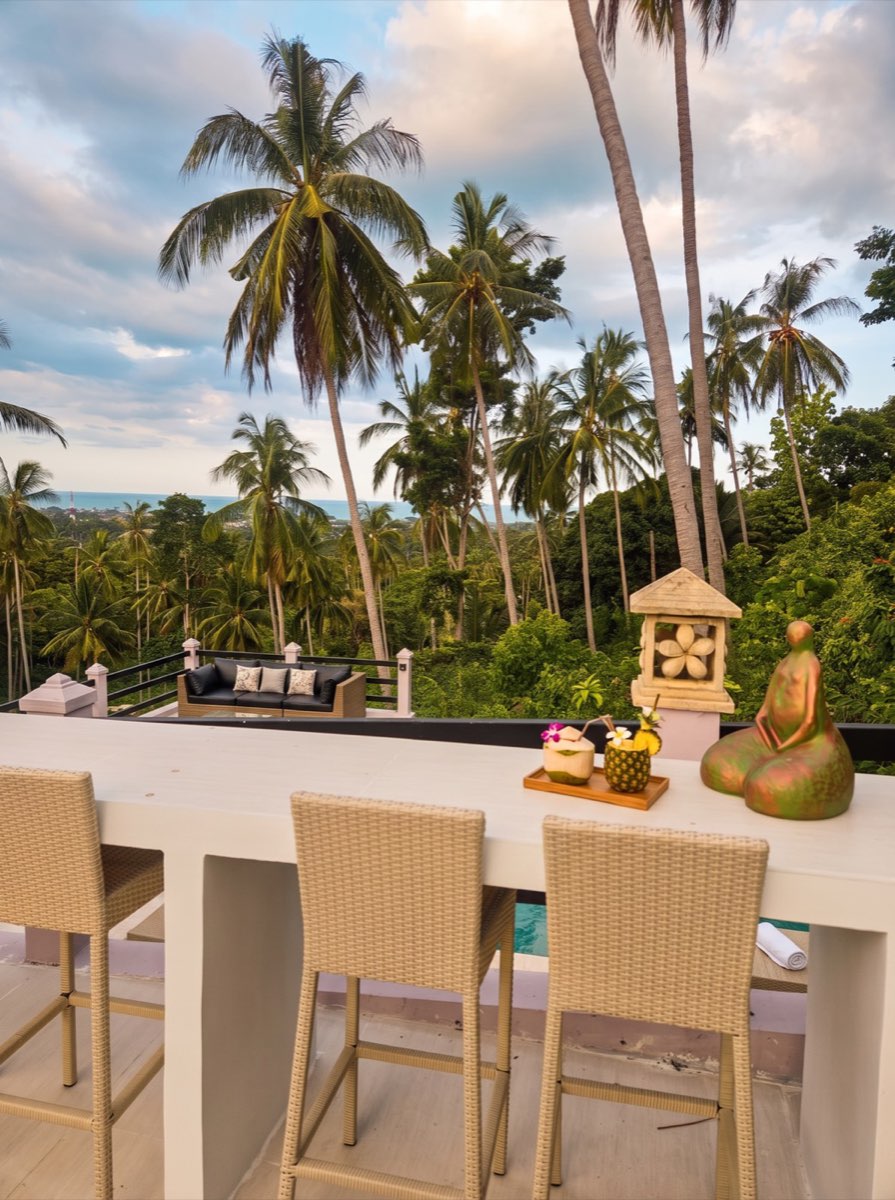 Bar du rooftop avec vue mer