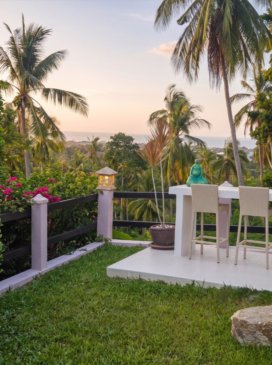 Jardin de la Villa Amãra face à la mer au couchant