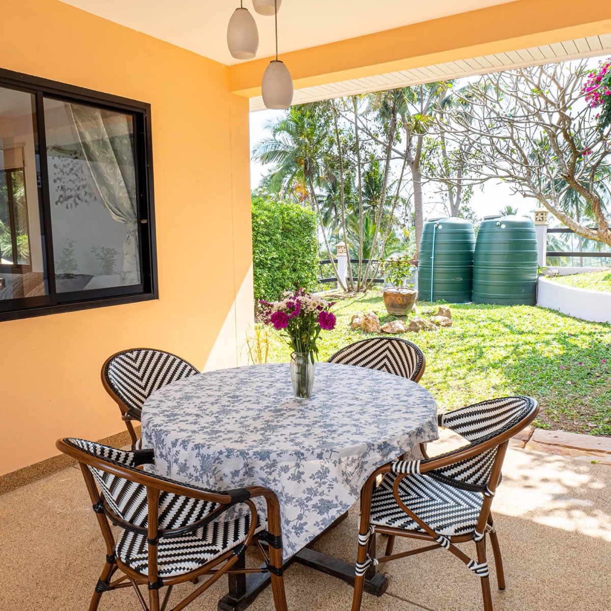 Terrasse de la Villa Amaya sous le frangipanier