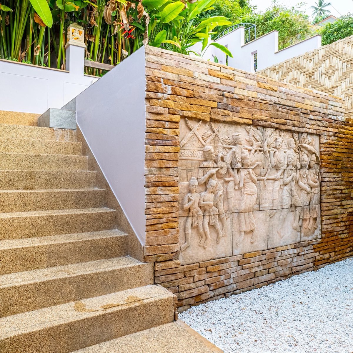 Escalier et bas-relief de pierre